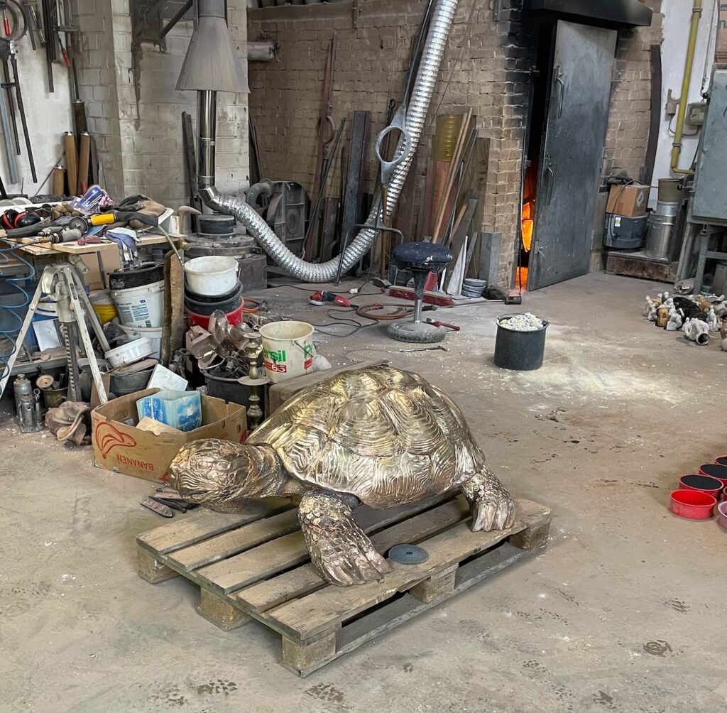 Die fertig in Bronze gegossene Schildkröte in der Kunstgießerei Schweitzer in Köln.